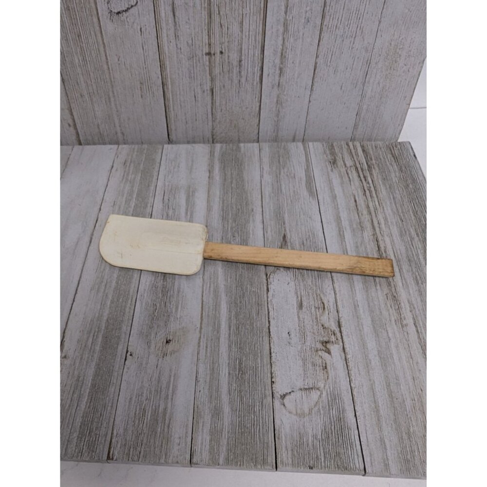 Daisy  Scraper White Spatula 9 1/2" Wood Handle
